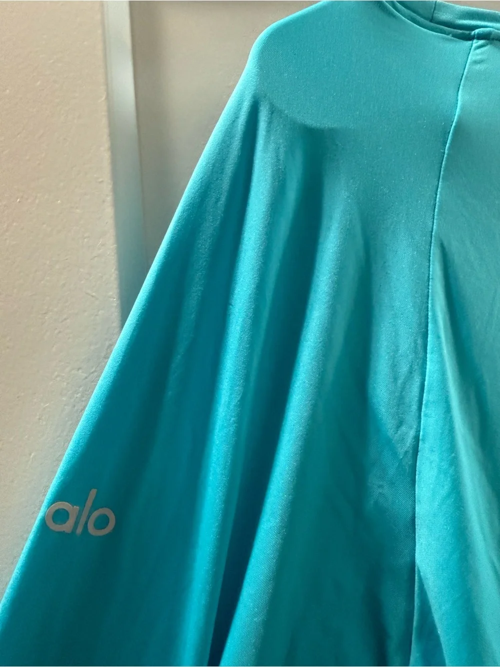 ALO Yoga Women's Long-Sleeve Crew in Bright Turquoise Never Been Worn